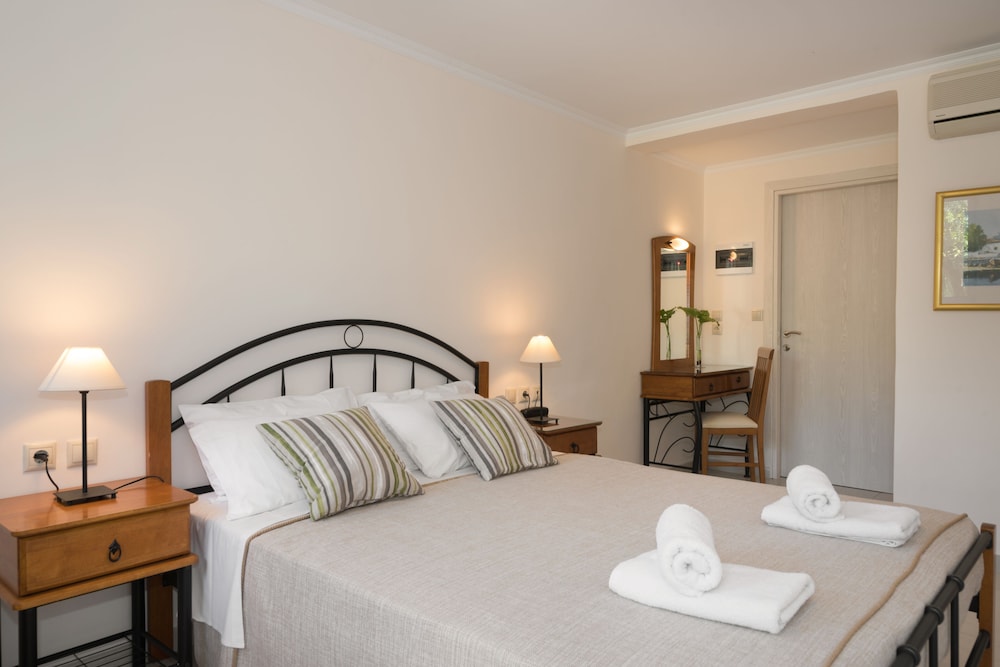 Varres Hotel — Hotel rooms in Zante Town, Ionian Islands