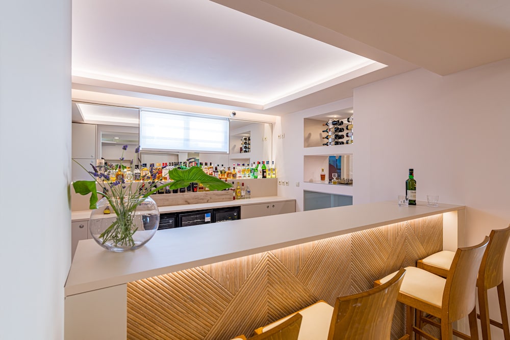 Varres Hotel — Restaurant & bars in Zante Town, Ionian Islands