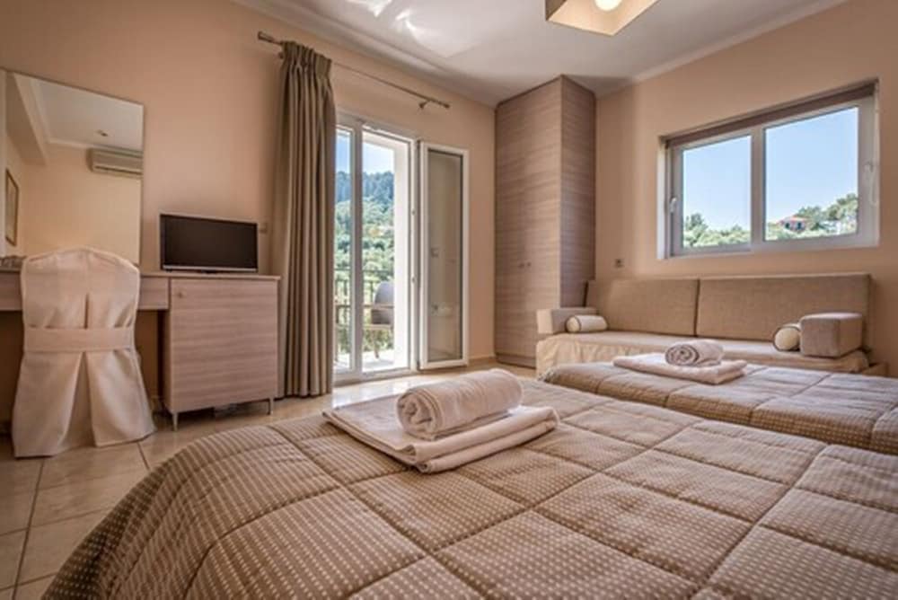 Varres Hotel — Hotel rooms in Zante Town, Ionian Islands