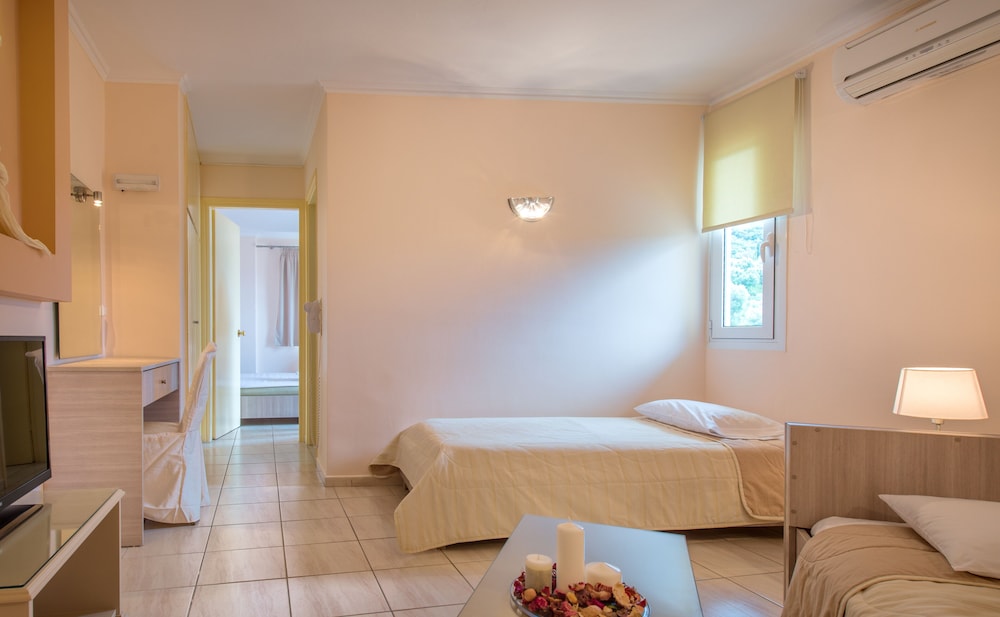 Varres Hotel — Hotel rooms in Zante Town, Ionian Islands