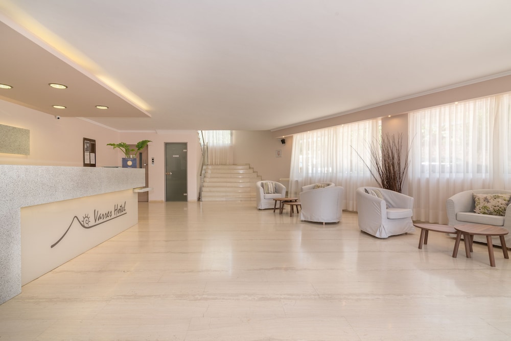 Varres Hotel — Hotel building in Zante Town, Ionian Islands