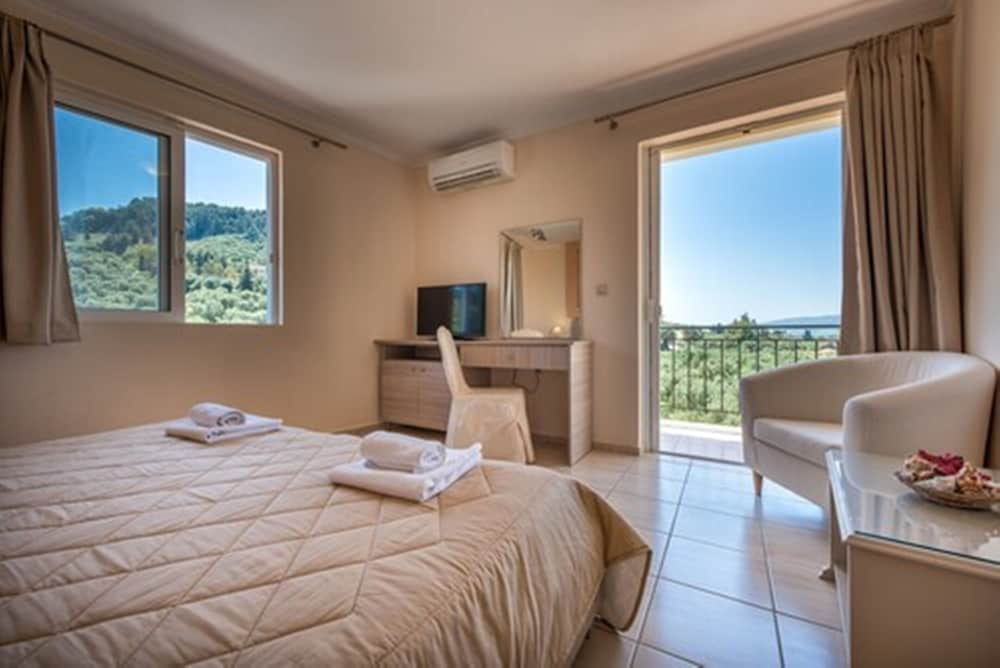 Varres Hotel — Hotel rooms in Zante Town, Ionian Islands