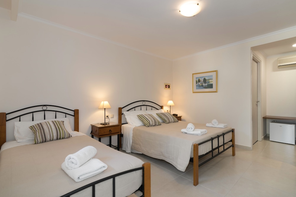 Varres Hotel — Hotel rooms in Zante Town, Ionian Islands
