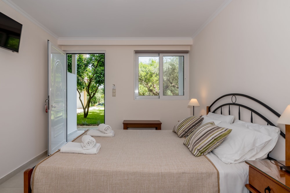 Varres Hotel — Hotel rooms in Zante Town, Ionian Islands