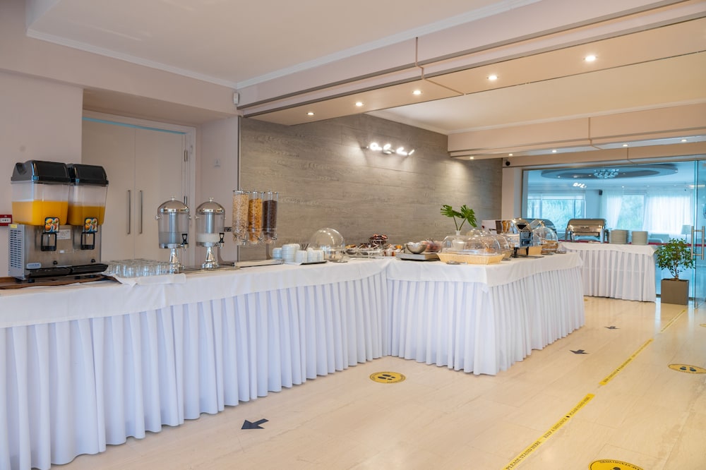 Varres Hotel — Restaurant & bars in Zante Town, Ionian Islands