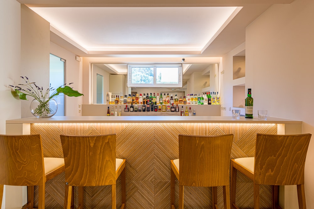 Varres Hotel — Restaurant & bars in Zante Town, Ionian Islands