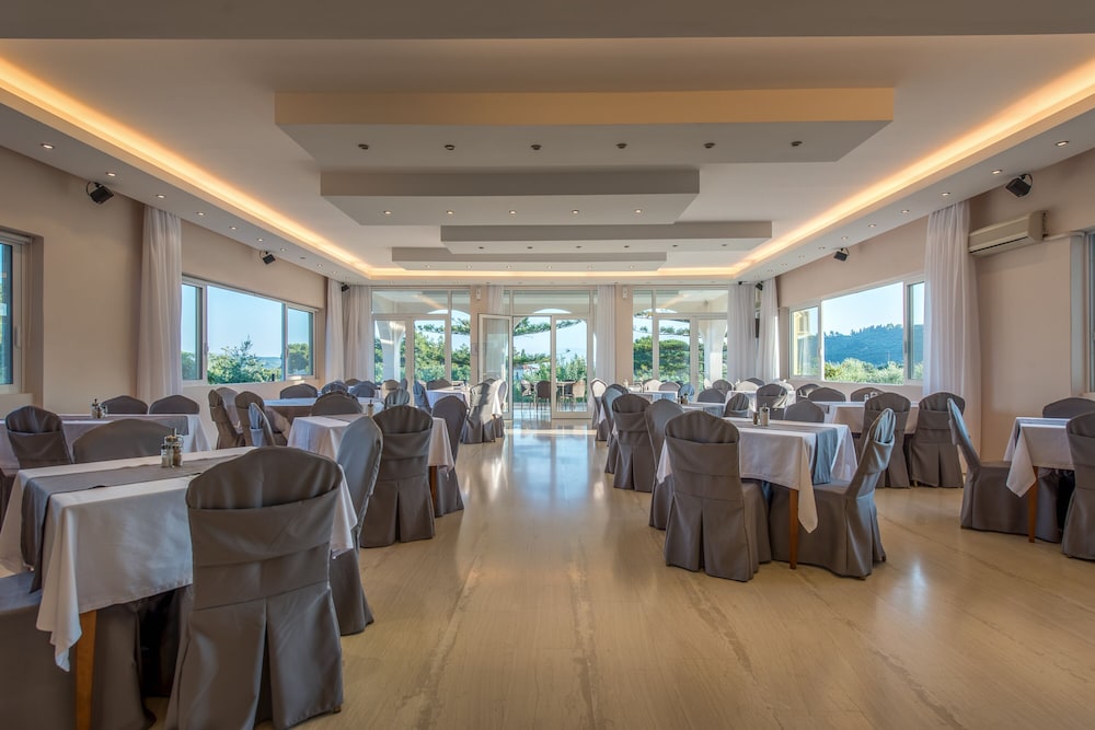 Varres Hotel — Restaurant & bars in Zante Town, Ionian Islands