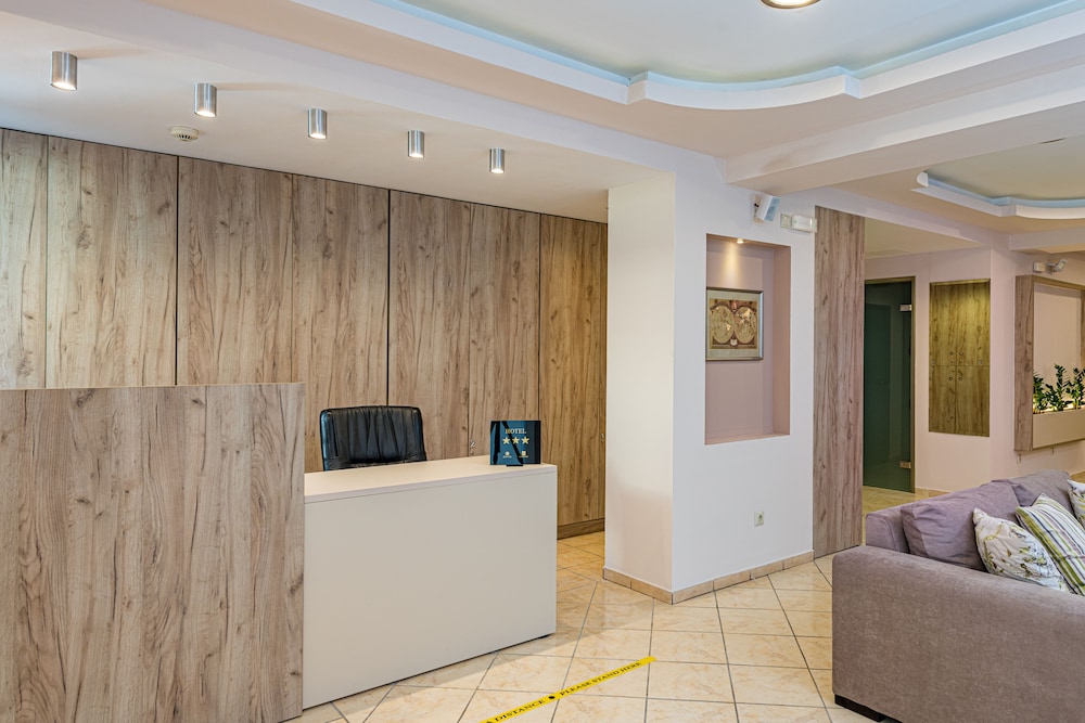 Varres Hotel — Hotel building in Zante Town, Ionian Islands