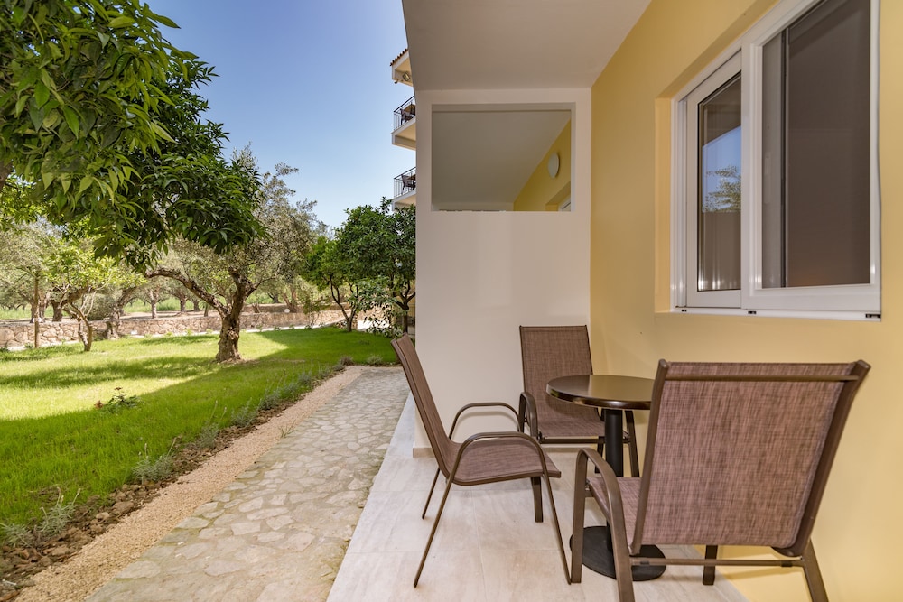 Varres Hotel — Hotel building in Zante Town, Ionian Islands