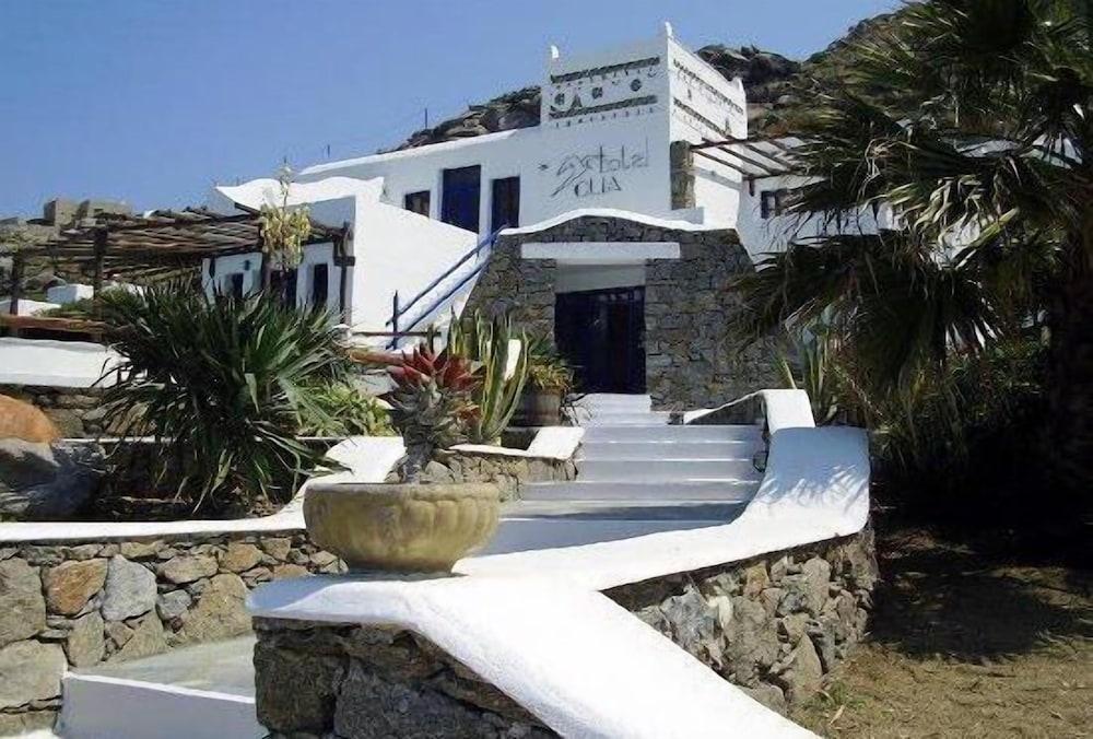 Olia Hotel — Hotel building in Tourlos, South Aegean