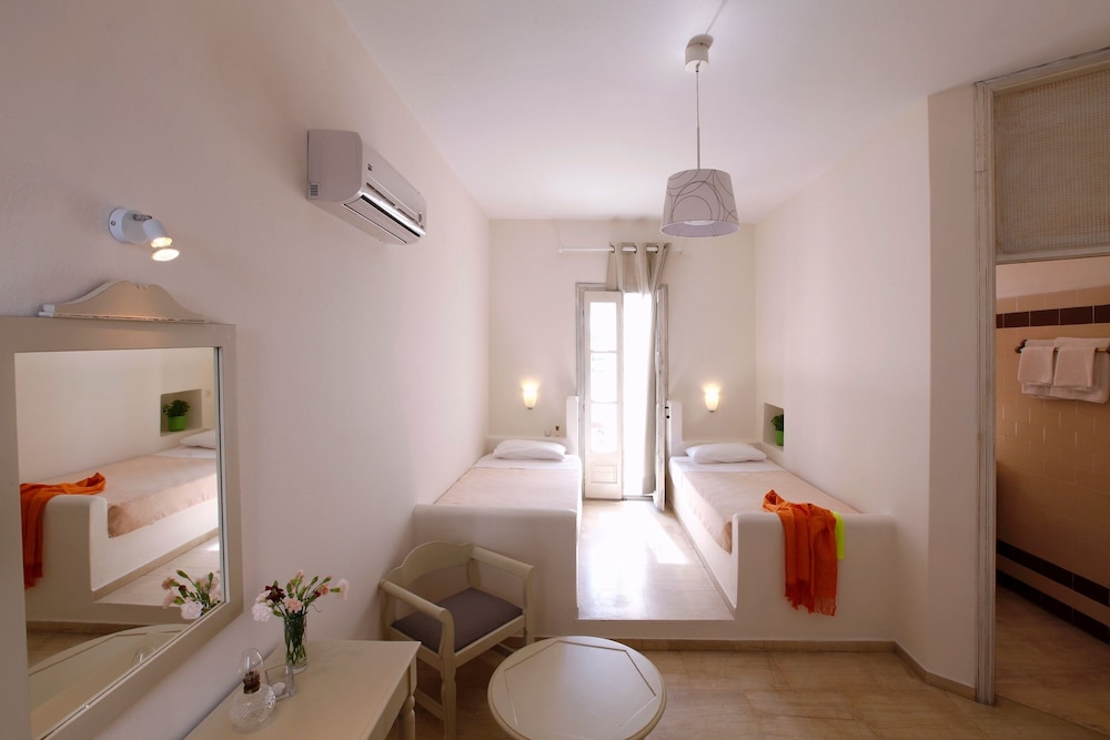 Olia Hotel — Hotel rooms in Tourlos, South Aegean