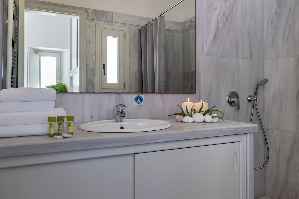 Olia Hotel — Hotel rooms in Tourlos, South Aegean