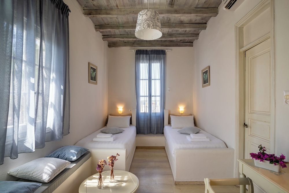 Olia Hotel — Hotel rooms in Tourlos, South Aegean