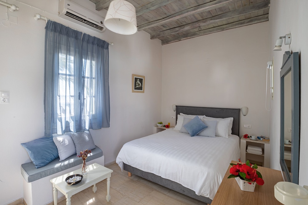 Olia Hotel — Hotel rooms in Tourlos, South Aegean