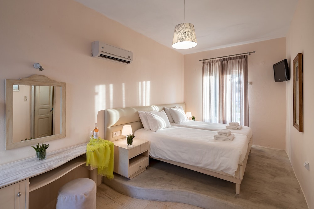 Olia Hotel — Hotel rooms in Tourlos, South Aegean