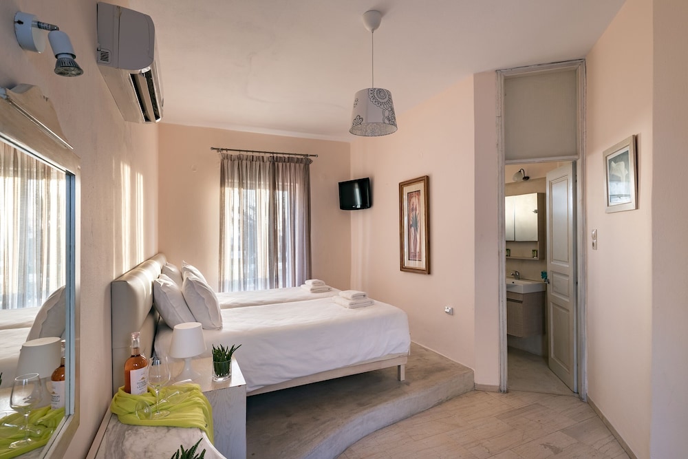 Olia Hotel — Hotel rooms in Tourlos, South Aegean
