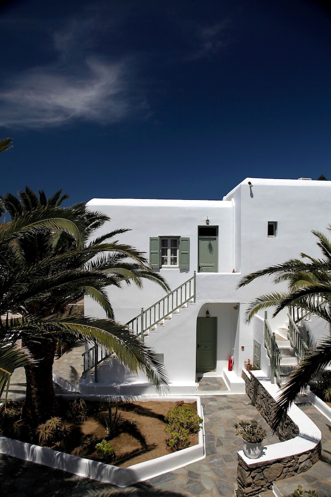 Olia Hotel — Hotel building in Tourlos, South Aegean