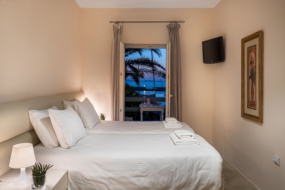 Olia Hotel — Hotel rooms in Tourlos, South Aegean