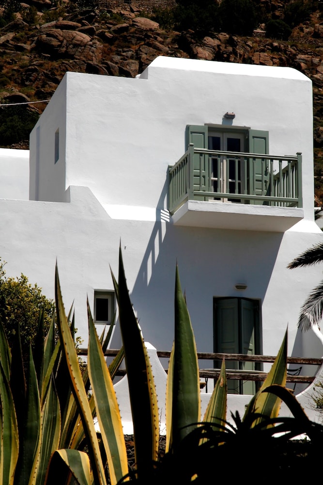 Olia Hotel — Hotel building in Tourlos, South Aegean