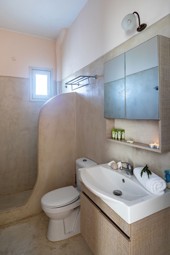 Olia Hotel — Hotel rooms in Tourlos, South Aegean