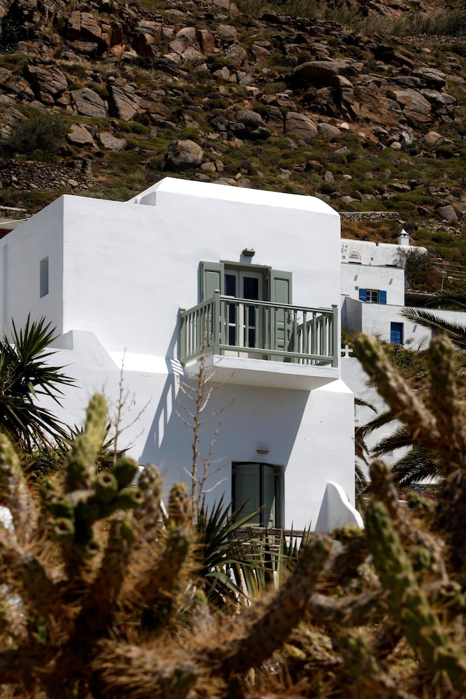 Olia Hotel — Hotel building in Tourlos, South Aegean