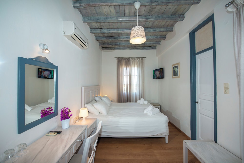Olia Hotel — Hotel rooms in Tourlos, South Aegean