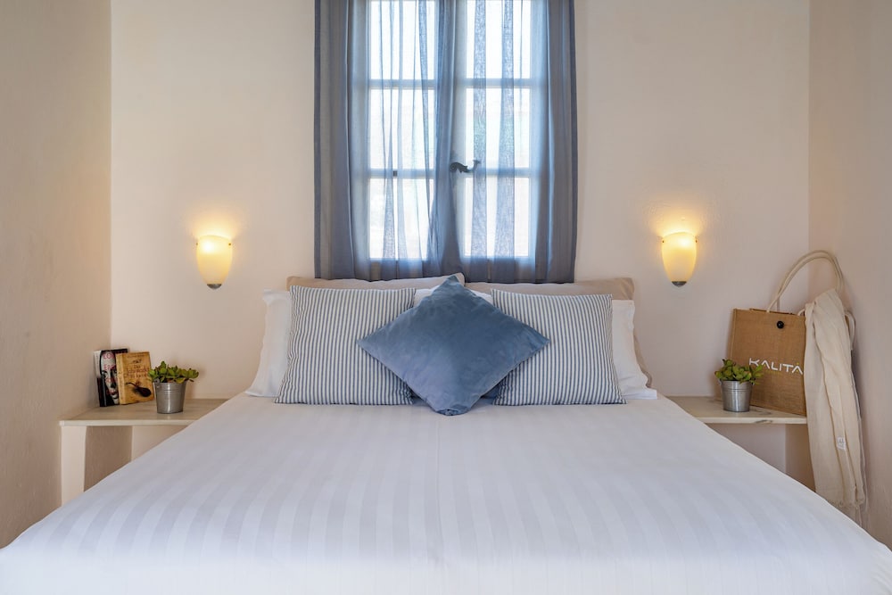 Olia Hotel — Hotel rooms in Tourlos, South Aegean