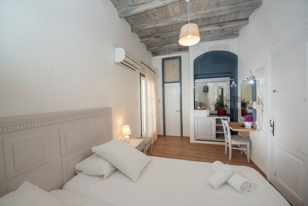 Olia Hotel — Hotel rooms in Tourlos, South Aegean