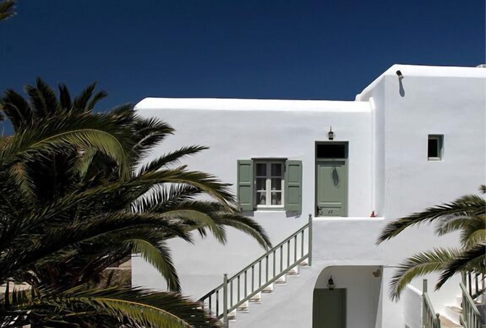 Olia Hotel — Hotel building in Tourlos, South Aegean