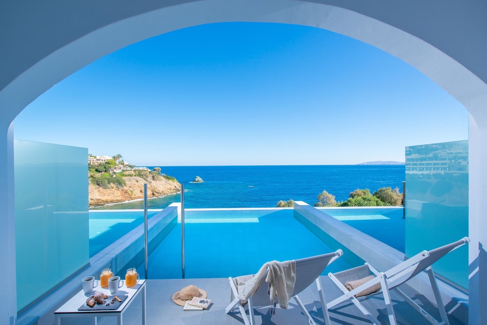 Peninsula Resort & Spa - All Inclusive — Swimming pool in Lygaria