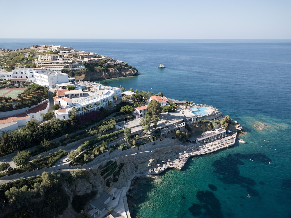 Peninsula Resort & Spa - All Inclusive — Swimming pool in Lygaria