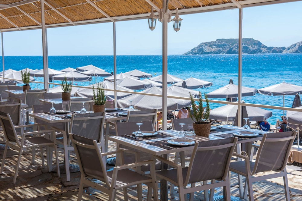 Peninsula Resort & Spa - All Inclusive — Restaurant & bars in Lygaria