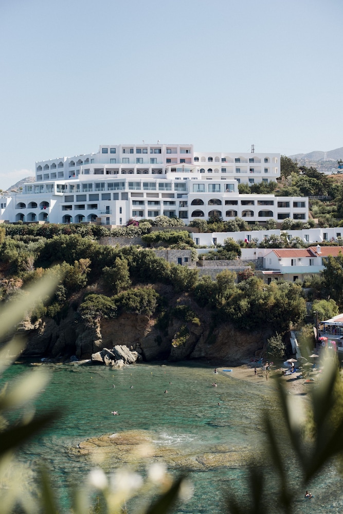 Peninsula Resort & Spa - All Inclusive — Hotel building in Lygaria
