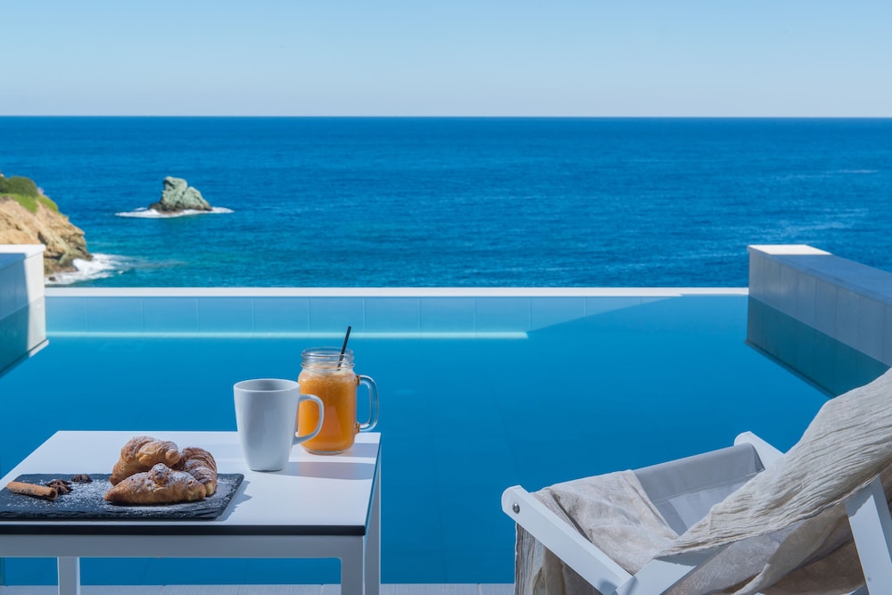 Peninsula Resort & Spa - All Inclusive — Swimming pool in Lygaria