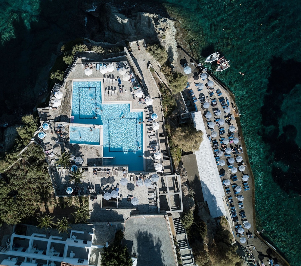 Peninsula Resort & Spa - All Inclusive — Swimming pool in Lygaria