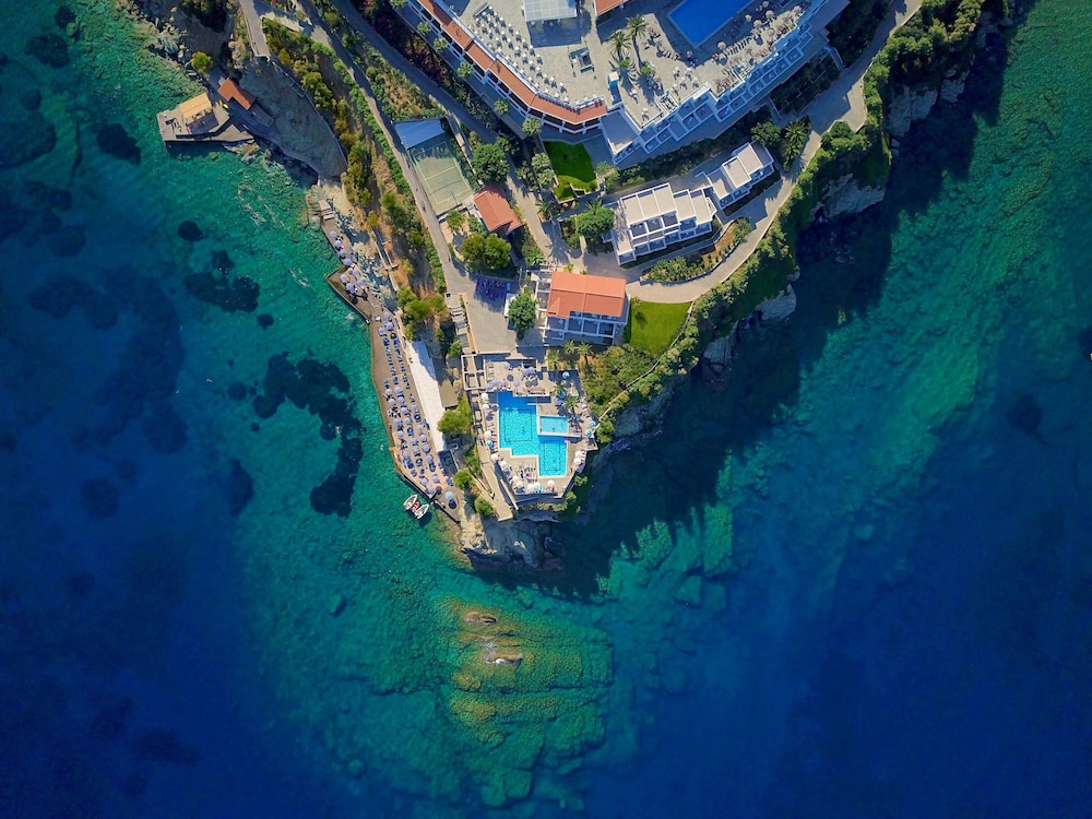 Peninsula Resort & Spa - All Inclusive — Swimming pool in Lygaria