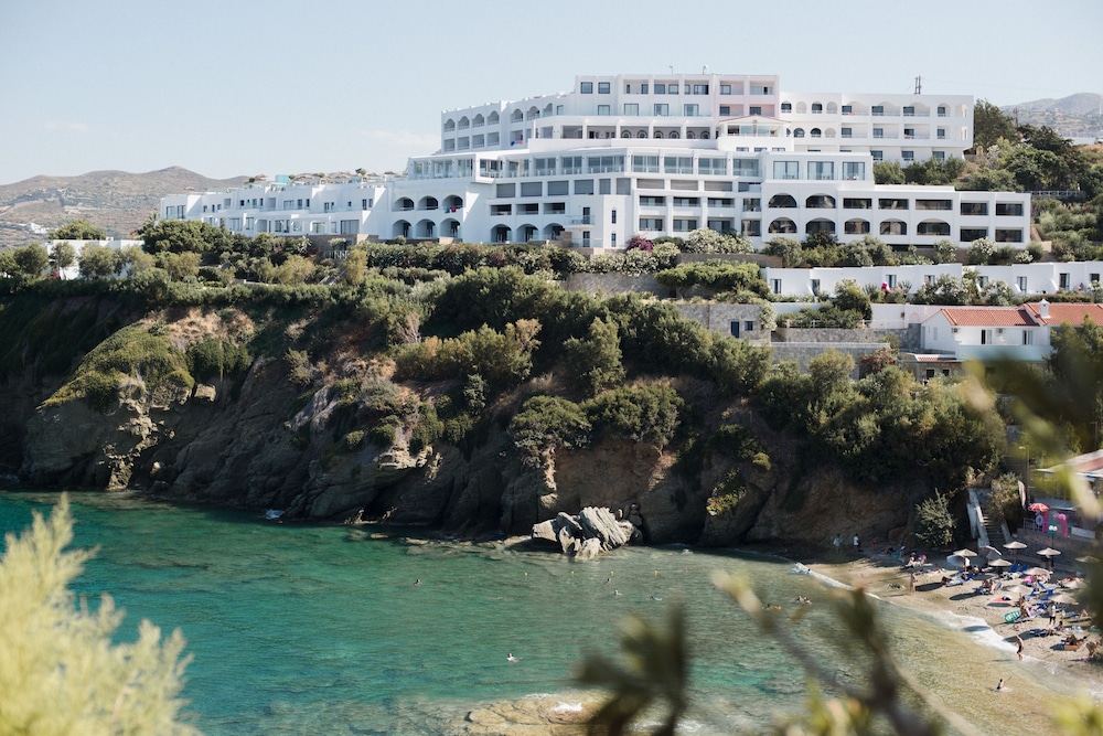 Peninsula Resort & Spa - All Inclusive — Hotel building in Lygaria