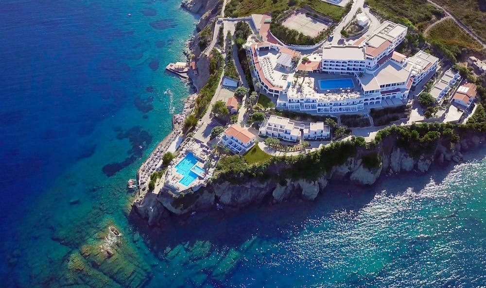 Peninsula Resort & Spa - All Inclusive — Hotel building in Lygaria
