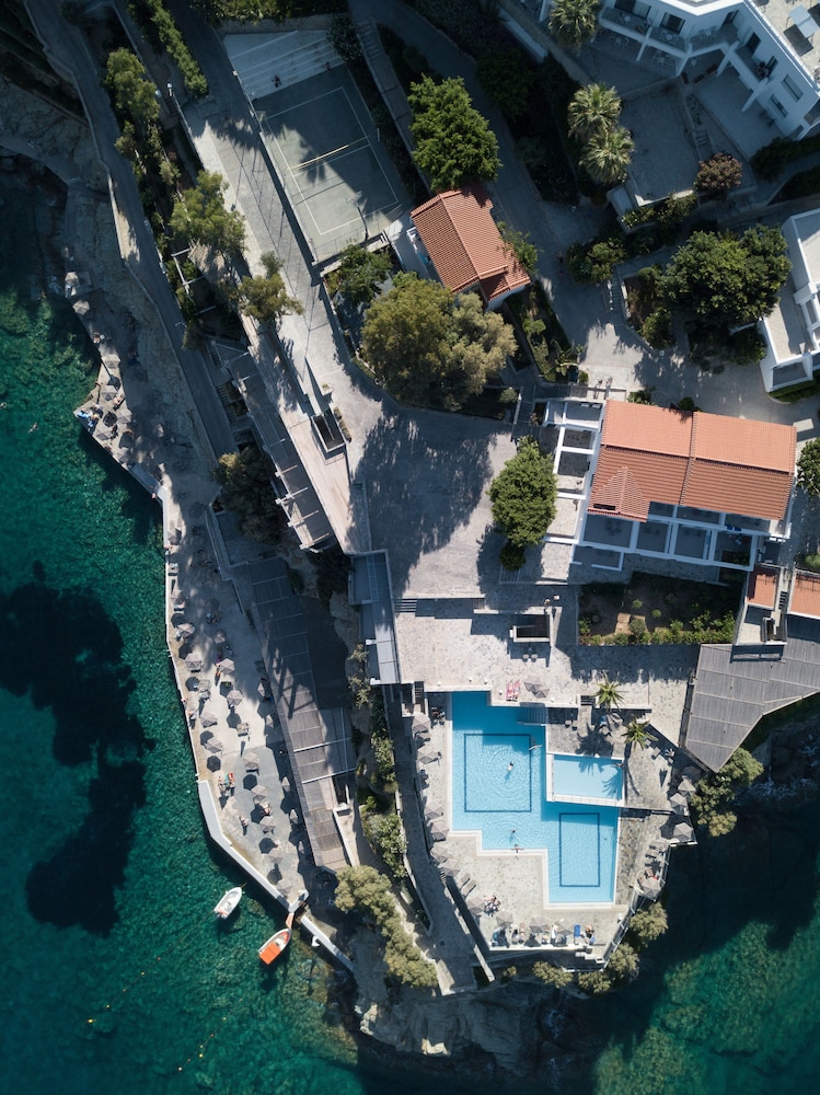 Peninsula Resort & Spa - All Inclusive — Swimming pool in Lygaria