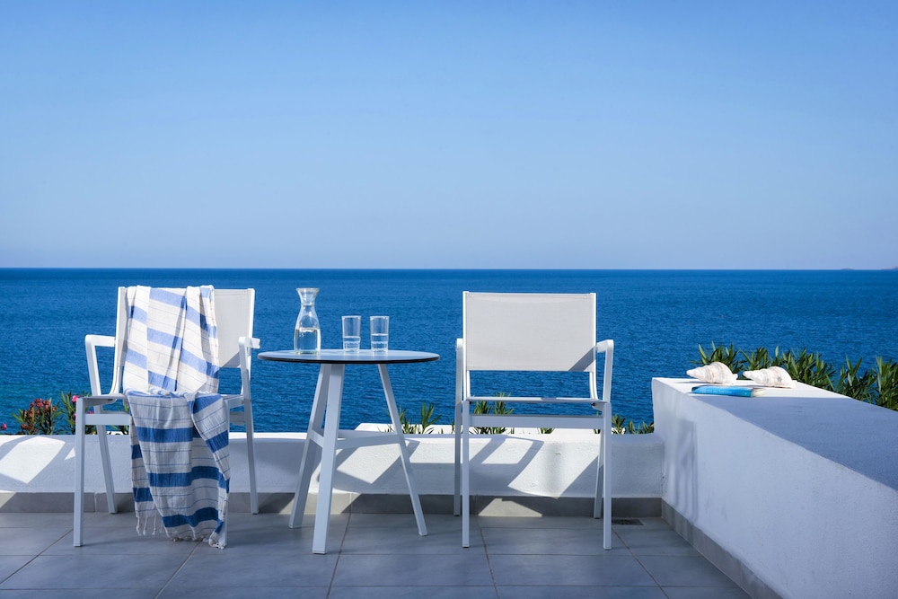 Peninsula Resort & Spa - All Inclusive — Hotel rooms in Lygaria
