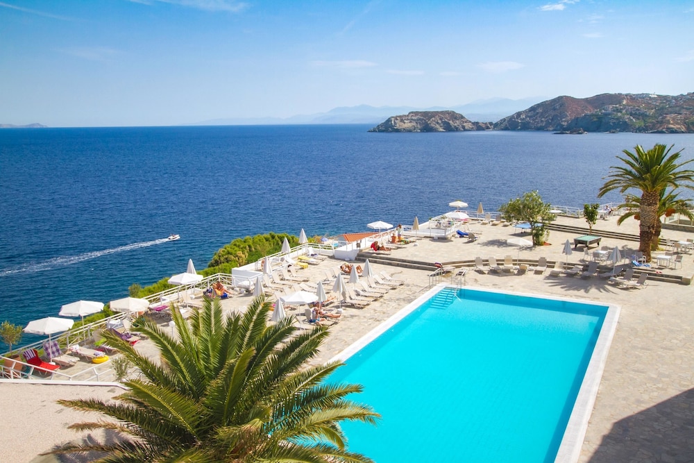 Peninsula Resort & Spa - All Inclusive — Swimming pool in Lygaria