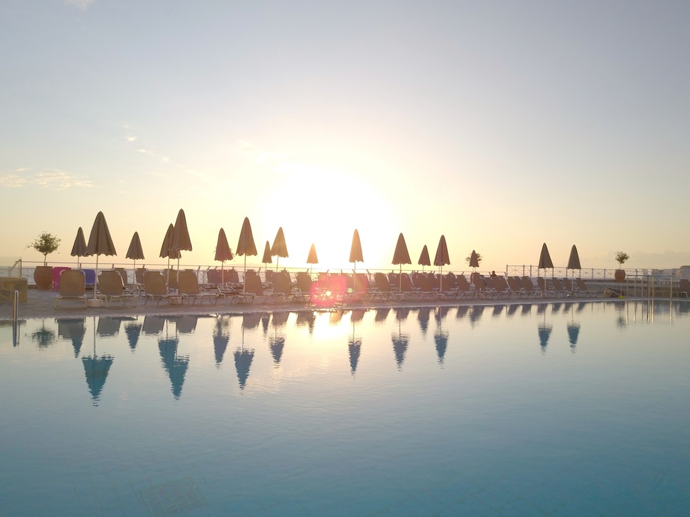 Peninsula Resort & Spa - All Inclusive — Swimming pool in Lygaria