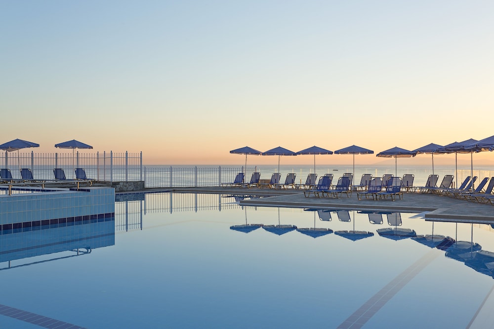 Peninsula Resort & Spa - All Inclusive — Swimming pool in Lygaria