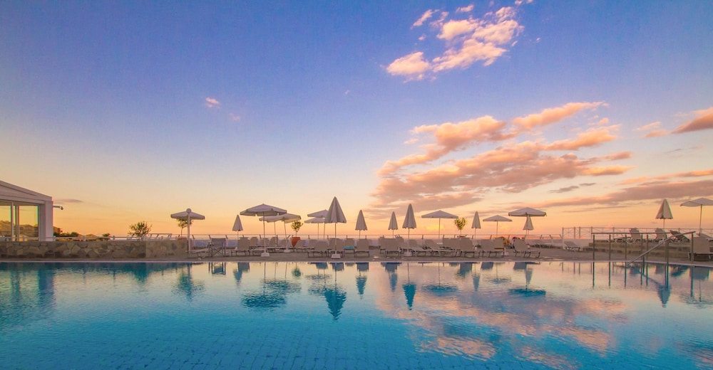 Peninsula Resort & Spa - All Inclusive — Swimming pool in Lygaria