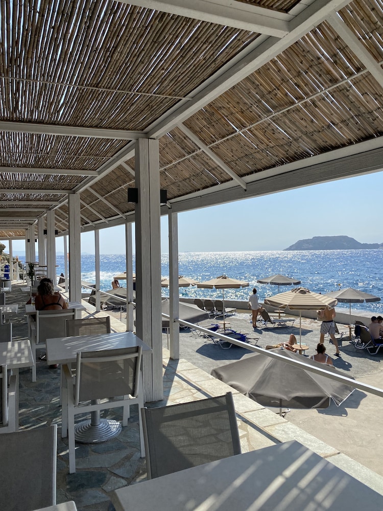 Peninsula Resort & Spa - All Inclusive — Restaurant & bars in Lygaria