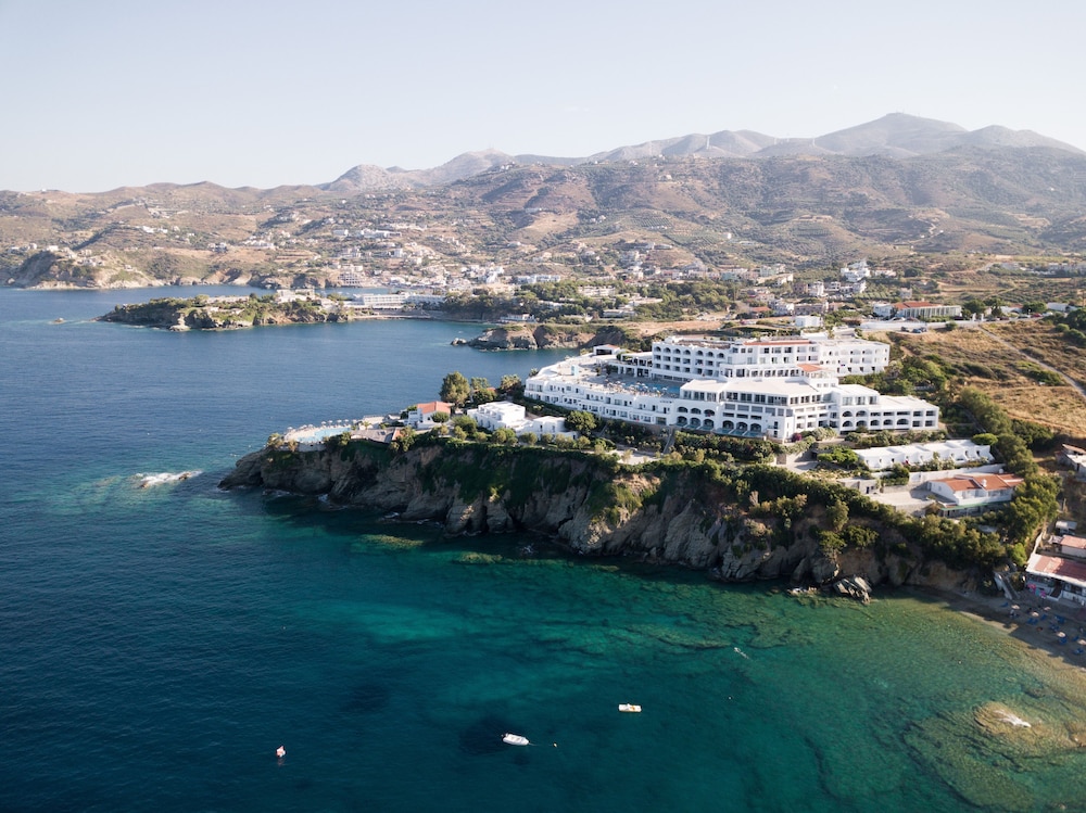Peninsula Resort & Spa - All Inclusive — Hotel building in Lygaria