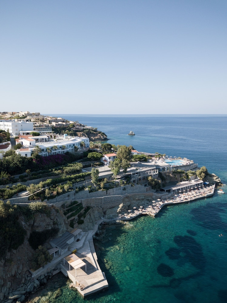 Peninsula Resort & Spa - All Inclusive — Hotel building in Lygaria