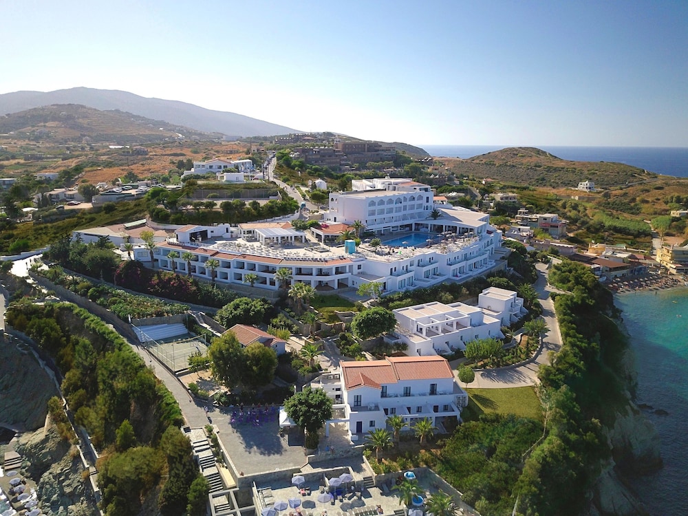 Peninsula Resort & Spa - All Inclusive — Hotel building in Lygaria