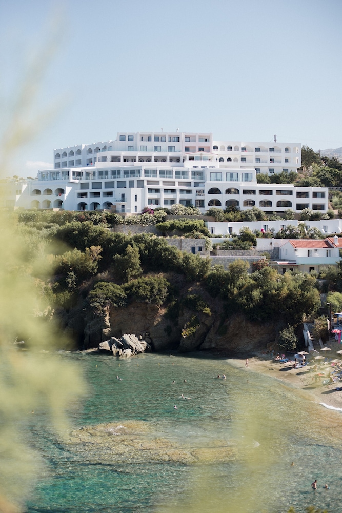 Peninsula Resort & Spa - All Inclusive — Hotel building in Lygaria