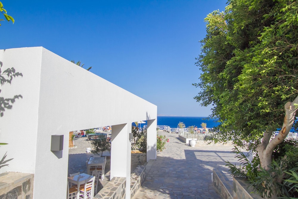 Peninsula Resort & Spa - All Inclusive — Restaurant & bars in Lygaria